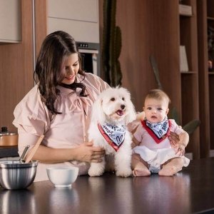 mulher com um bebê  e um cachorro usando bandana babador detalhes vermelho ede coração