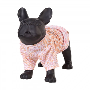 manequim de cachorro usando roupa com estampa de animal print de oncinha