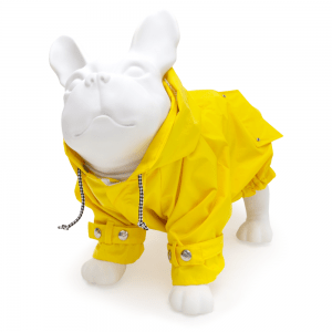 capa de chuva amarela pet vestida em manequim de cachorro