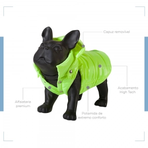 colete para cachorro com capuz verde neon vestido em um manequim de cachorro