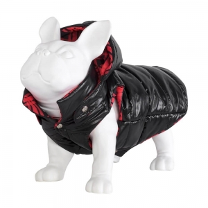 colete para cachorro e gato com capuz e forro xadrez vermelho vestido em manequim de cachorro